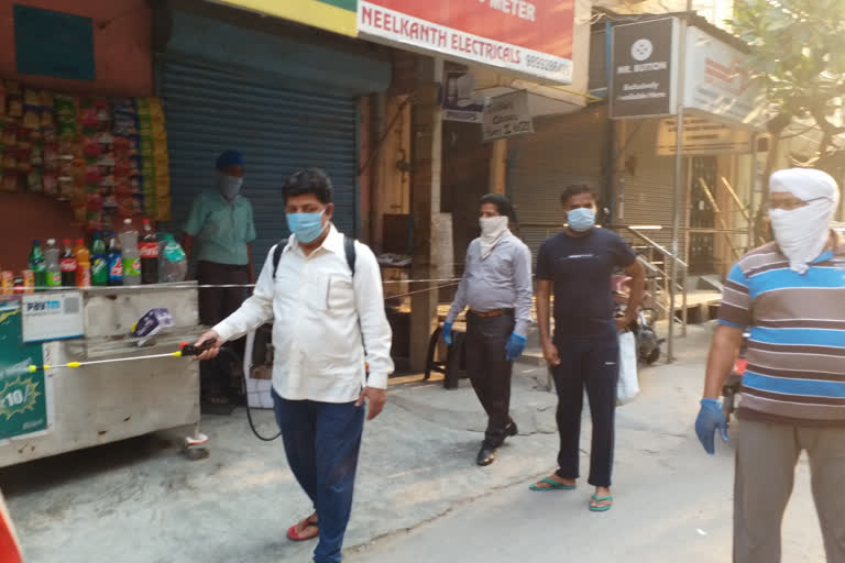 residents of guru angad nagar sanitizing their society by their own in delhi during lockdown