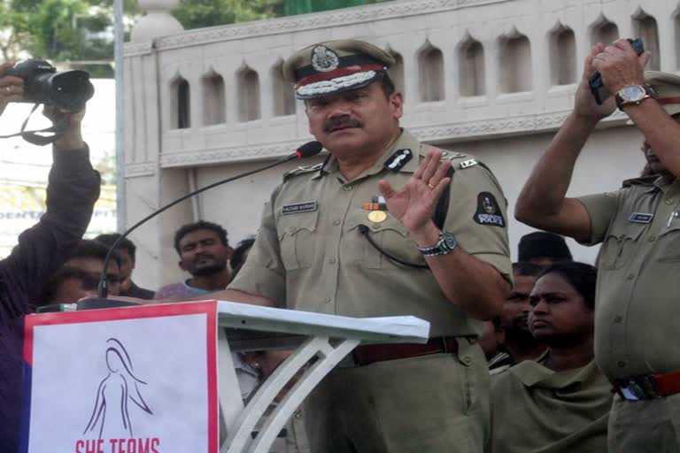 Hyderabad Police Telangana Mir Chowk Golconda Anjani Kumar Cops Suspended Lockdown COVID 19 Novel Coronavirus இளைஞர்கள் மீது தாக்குதல் ஹைதராபாத் காவலர்கள் பணியிடை நீக்கம் லாக் டவுன், கரோனா வைரஸ், கோவிட்-19 பெருந்தொற்று