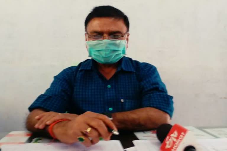 Latehar Police, Community Health Center Latehar, Medical Officer threatened in latehar, लातेहार पुलिस, सामुदायिक स्वास्थ्य केंद्र लातेहार, चिकित्सा पदाधिकारी को धमकी