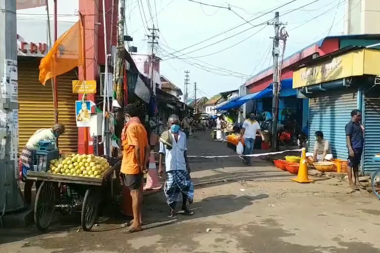 chala market  police merchants meeting  ചാല മാർക്കറ്റ്  പൊലീസ്-വ്യാപാരി  ചാല വ്യാപാരി  സാമൂഹിക അകലം  ചാല വാഹനഗതാഗതം  തിരുവനന്തപുരം സിറ്റി പൊലീസ് കമ്മീഷണർ  കമ്മീഷണർ ബൽറാം കുമാർ ഉപാധ്യായ