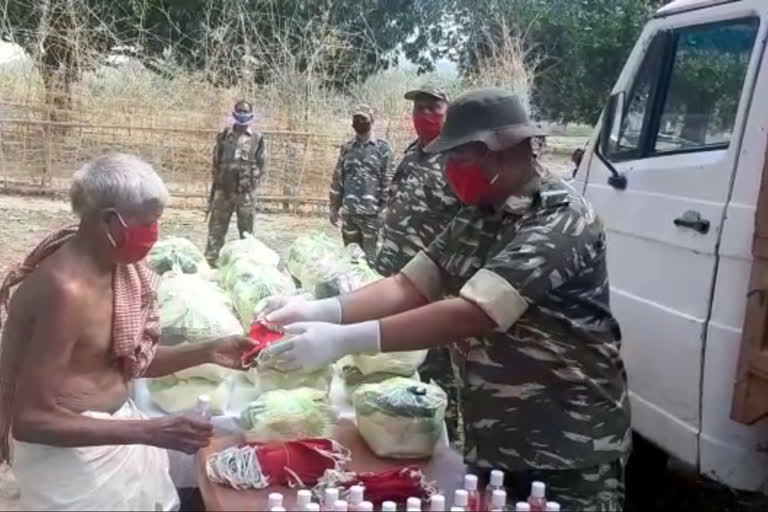 CRPF distributed grains among the people in giridih