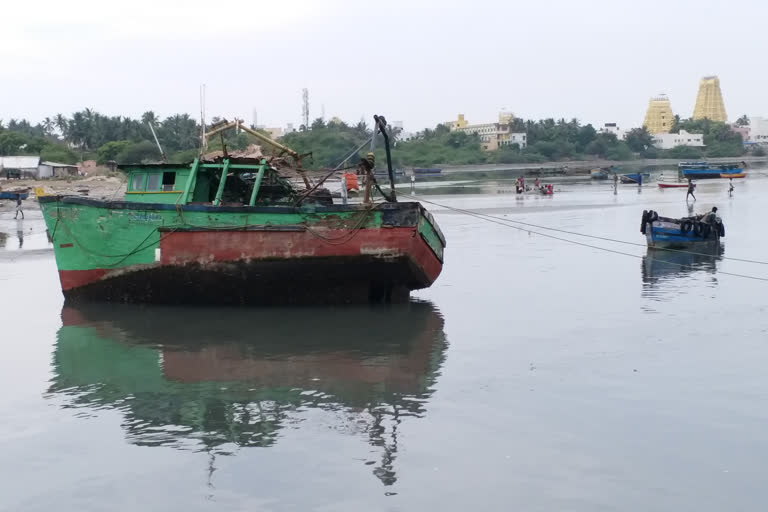 mechanized boats were heavily  damaged for wind in rameswaram