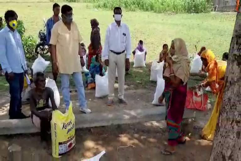 Arjun Munda's representative Manoj Kumar distributed food grains to the needy