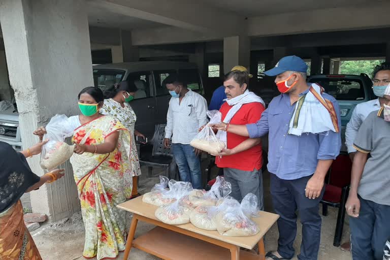 Congress is distributing grain among the poor in ranchi