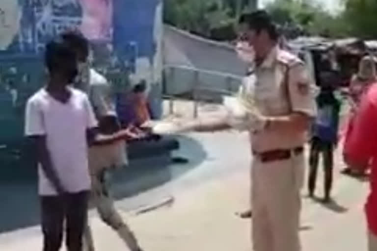 volunteers and rajouri garden police distribute food to needy in delhi during lockdown