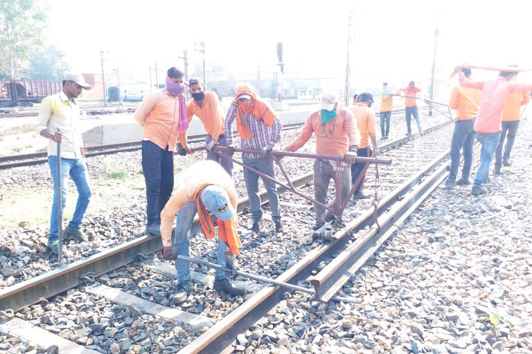 Railway track man is not following social distance in latehar