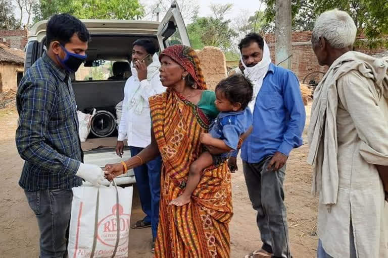 गरीबों में राशन बांट रहे आरजेडी विधायक