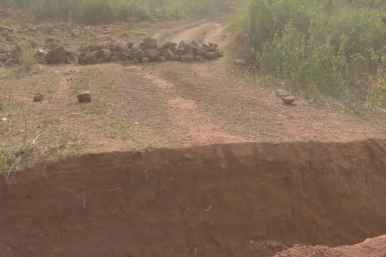 Naxalites closed the road to prevent corona in Narayanpur