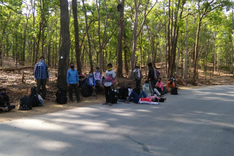 Police stopped laborers coming from Madhya Pradesh to kawardha chhattisgarh