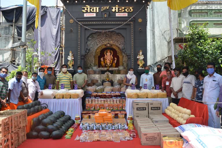 seva-mitra-mandal-mamachya-gavachi-safar-gave-food-to-needy-boys