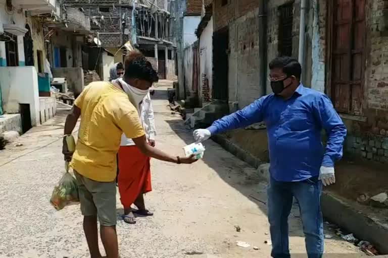 Chamber of Commerce team delivering goods to people in Garhwa