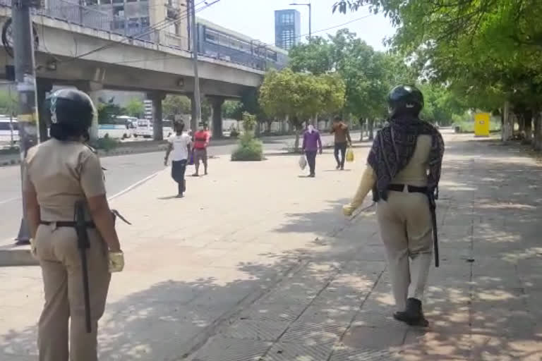 dwarka female police team aware people through announcement over lockdown in delhi