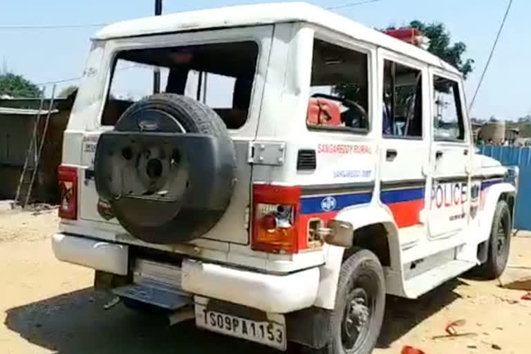 migrant workers threw stones at police In Hyderabad