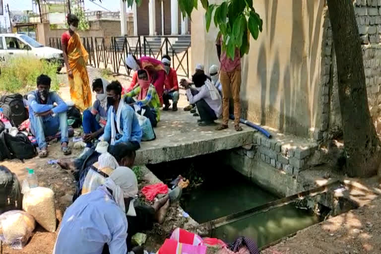 workers-going-from-hyderabad-to-west-bengal-stopped-in-raipur