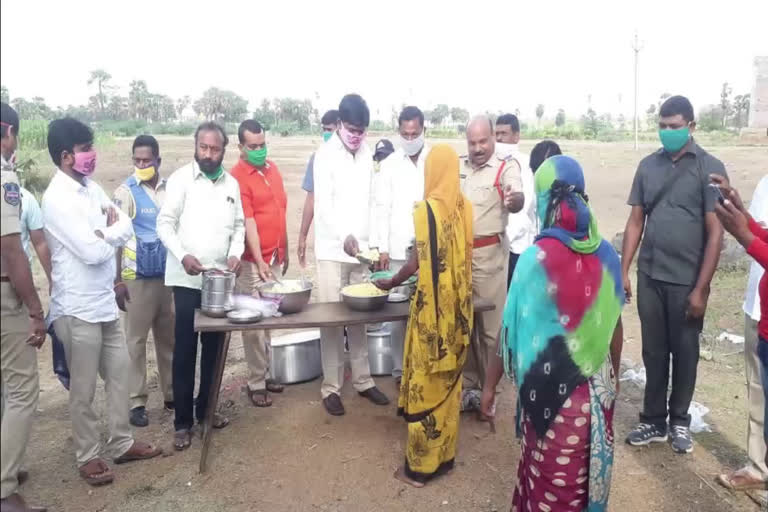 mla-helped-to-migrant-labours-at-narsmapet