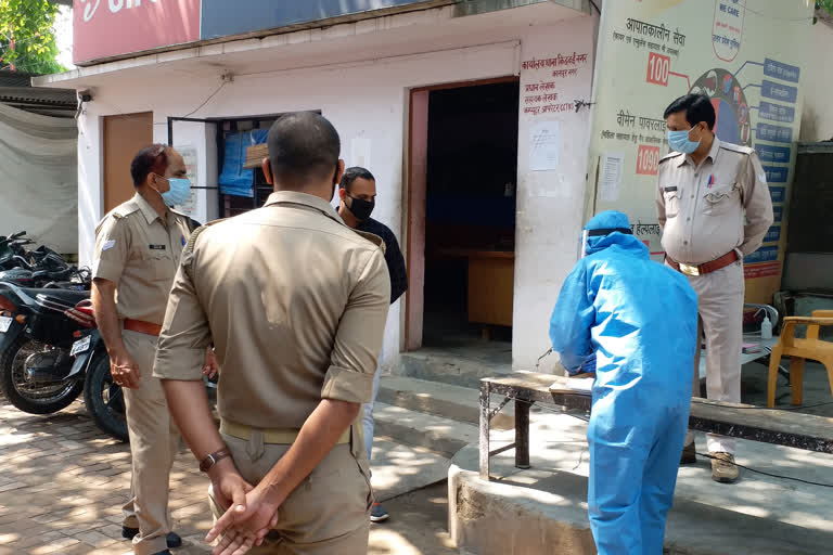 कानपुर में पुलिसकर्मियों का कराया गया मेडिकल चेकअप.