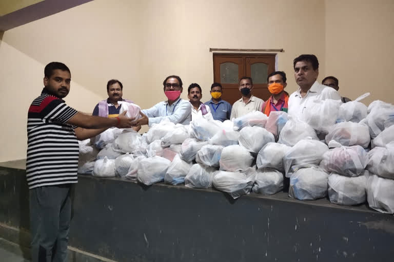 Distribution of essential items among the Corona victims in kaimur