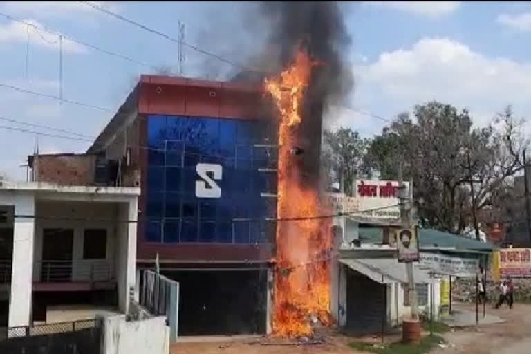 शार्ट सर्किट से ट्रेवल्स की दुकान में लगी.