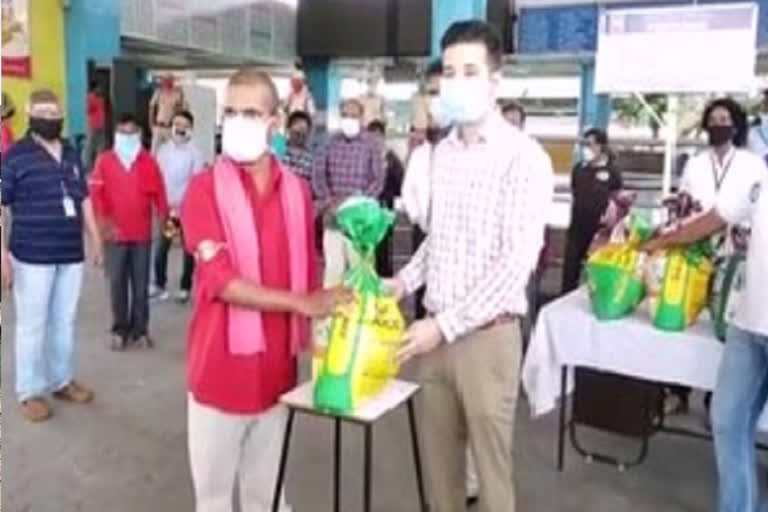 railway officers groceries distribution in secunderabad railway station