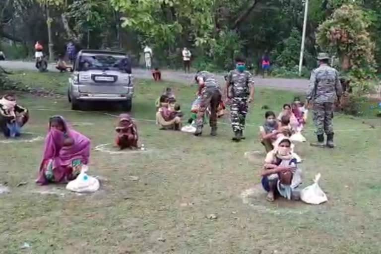 CRPF team delivering food grains to villagers in khunti