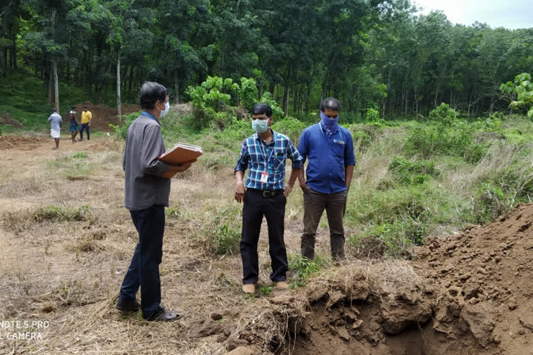 unknowns dumped Poultry waste near rubber plantation  അജ്ഞാത സംഘം കോഴി മാലിന്യം തള്ളി  മലപ്പുറം  മലപ്പുറം പ്രാദേശിക വാര്‍ത്തകള്‍  malappuram local news  malappuram