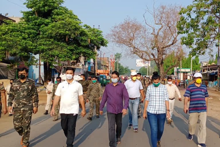 लॉकडाउन और सोशल डिस्टेंसिंग पर सख्त हुआ गिरिडीह प्रशासन, फ्लैग मार्च कर DC-SSP ने दी चेतावनी