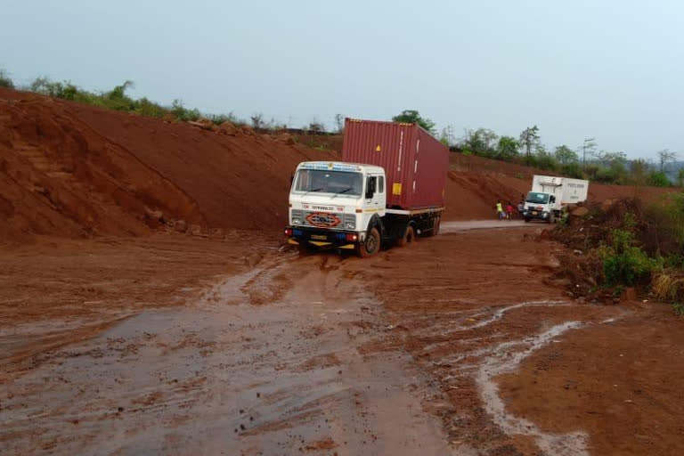 Unseasonal rain in ratnagiri parshuram ghat, mumbai-goa highway blocked