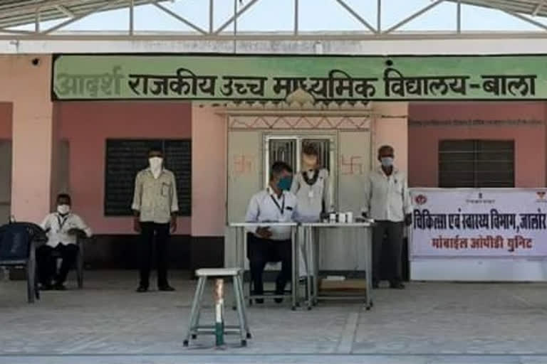 चिकित्साकर्मियों द्वारा घर-घर सर्वे, Door to door survey by medical staff