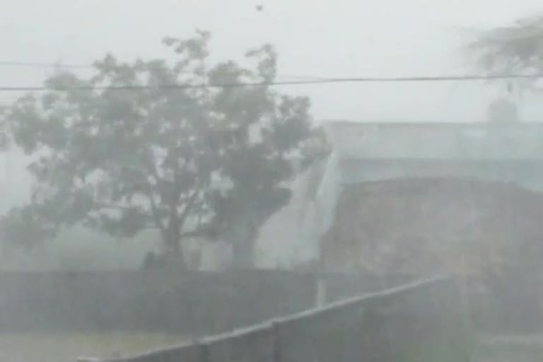 Heavy rain with strong winds in rajaam