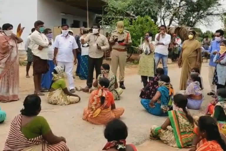 బ్యాంకు ఎదుట ధర్నా చేపట్టిన డ్వాక్రా మహిళలు