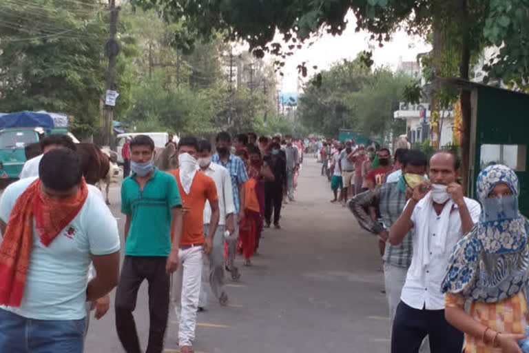 गौतमबुद्ध नगर जिला प्रशासन जरूरतमंदों को बांट रहा खाना