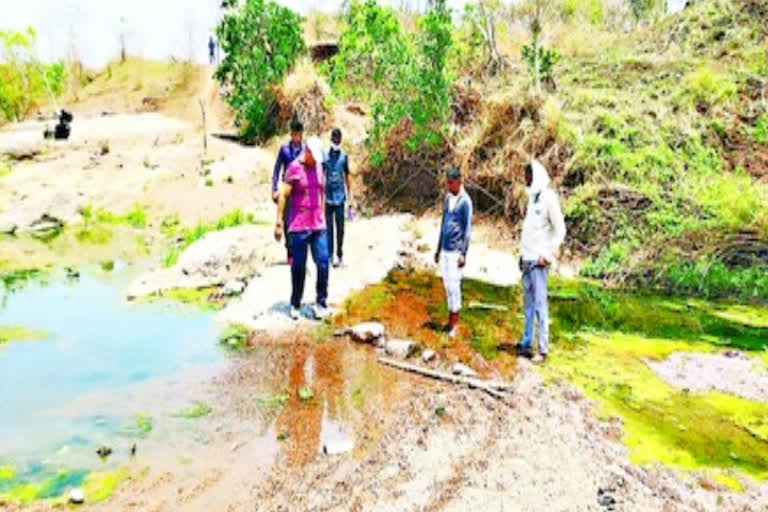 వాగులు వంకలు దాటుకుంటూ నిత్యావసరాలు అందించిన ఎస్పీ