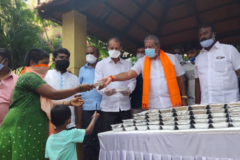 BJP leader Pradeep Gowda distributing biryani to poor people in Vijinapura