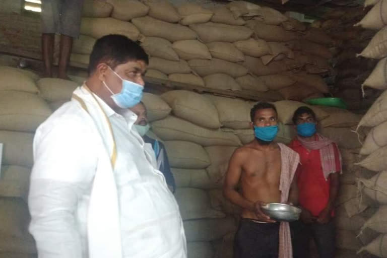 Minister Gopalaiha Visit Food Warehouse in Dharwad