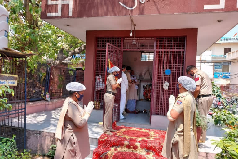 najafgarh police distribute food to needy people daily during lockdown in delhi