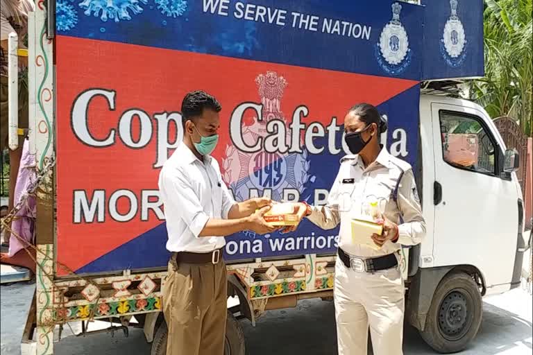 gave food to policemen