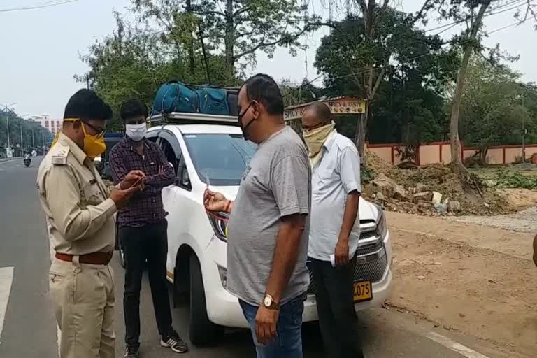 Students returning from Kota were stopped by police for investigation in dhanbad