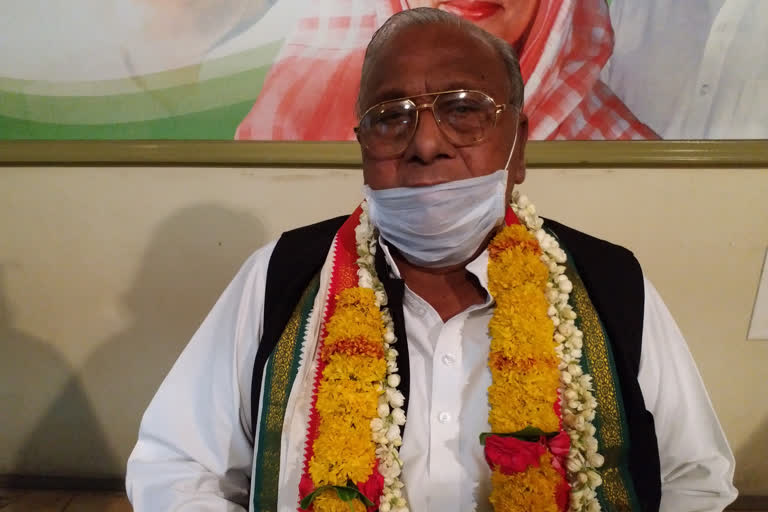 Congress senior leader vh started hunger strike in his house