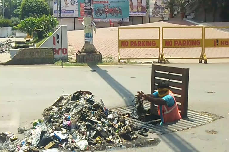 cleaners-and-sweepers-are-working-hard-during-lockdown-in-raipur