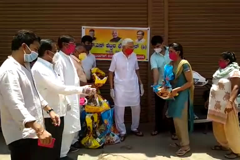 BJP leader in Hubli has forgotten the social gap and distributed food kits