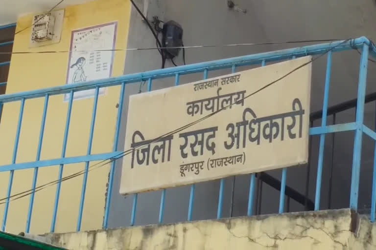 डूंगरपुर न्यूज, डूंगरपुर में लॉकडाउन का असर, डूंगरपुर में राशन वितरण न्यूज, dungarpur news, effect of lockdown in dungarpur, ration distriution news of dungarpur