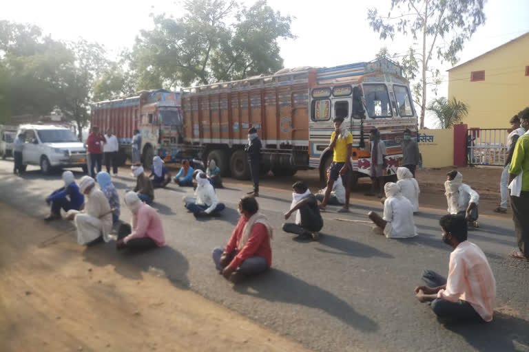 Farmers blocked road at Sohagpur wheat procurement center in Hoshangabad