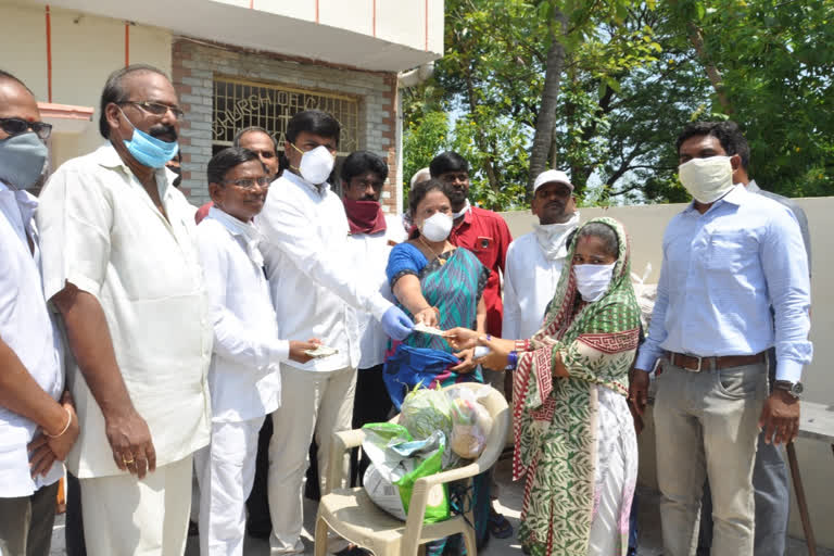 due to corona lockdown essential goods and money distribute for poor cristians at anakapalli in visakhapatnam