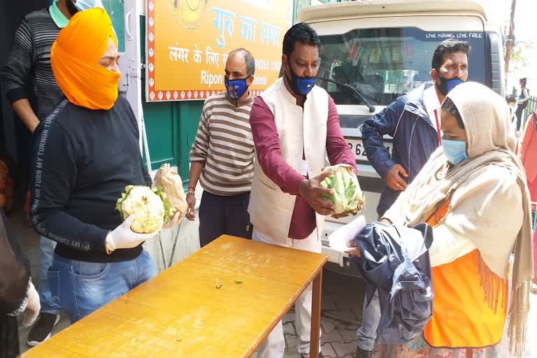 free distribution of vegetalbe by social worker gurmeet in shimla