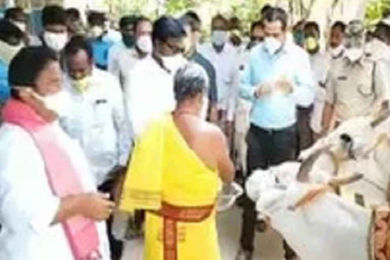 mla sandra venkataveeraiah donate fodder to goshala in khammam