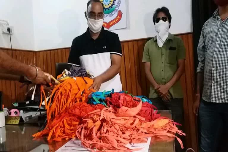 Science group gave masks to police