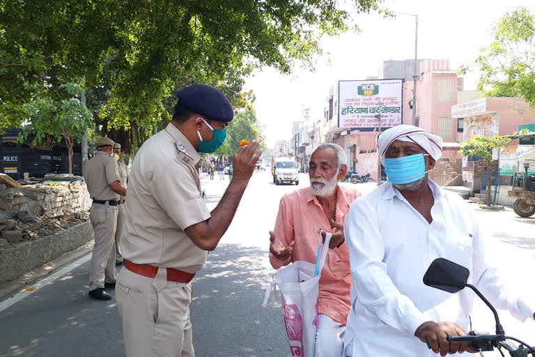 Gohana police distributing masks to elder people