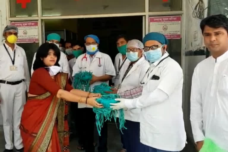 देवली में मास्क और सैनिटाइजर वितरण, Mask and sanitizer distribution in Deoli, Maya Suvalka distributed masks