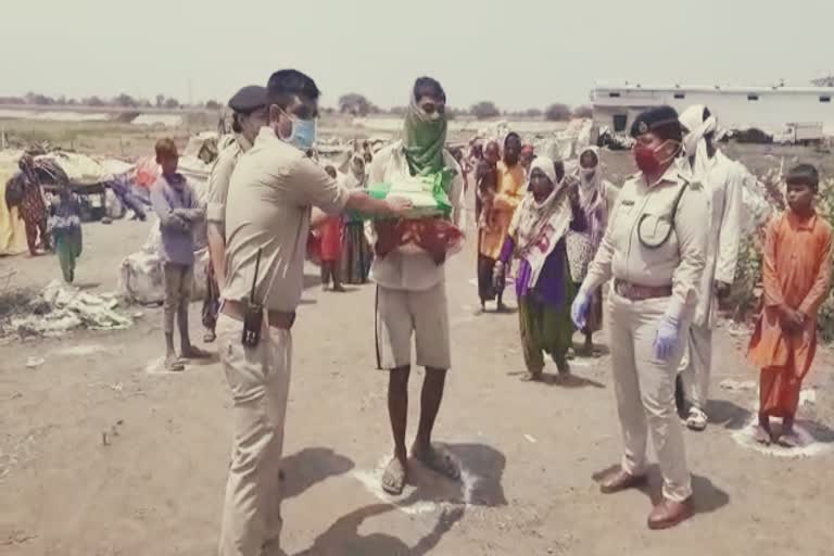 raipur SSP distributing food material to migrant families