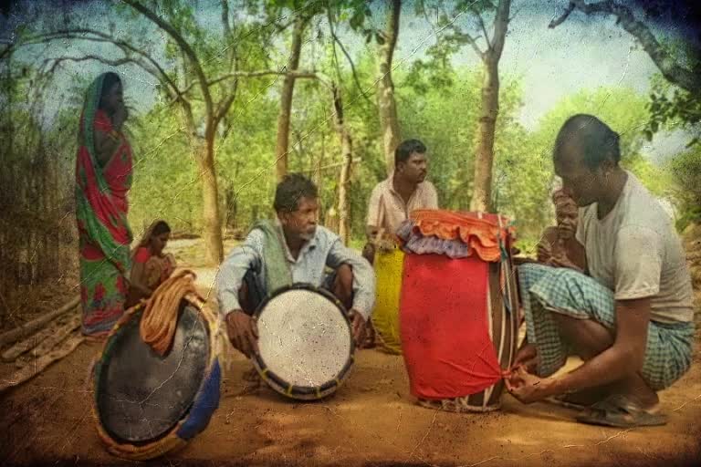 traditional musicians left jobless in lockdown, lockdown in mayurbhanj, mayurbhanj latest news, traditional musician, traditional musicians of mayurbhanj, ଲକଡାଉନରେ ବେରୋଜଗାର ପାରମ୍ପରିକ ବାଦ୍ୟକାର, ମୟୂରଭଞ୍ଜରେ ଲକଡାଉନ, ମୟୂରଭଞ୍ଜ ଲାଟେଷ୍ଟ ନ୍ୟୁଜ୍‌, ପାରମ୍ପରିକ ବାଦ୍ୟକାର, ମୟୂରଭଞ୍ଜର ପାରମ୍ପରିକ ବାଦ୍ୟକାର